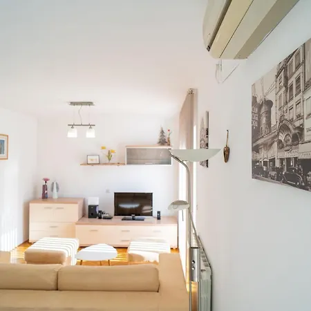 Lovely Dunia Apartment Pula